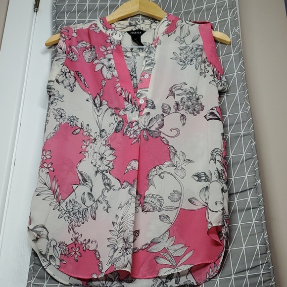 Beautiful top - Picture 3 of 8